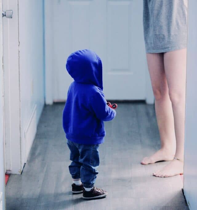 Niño pequeño con su madre