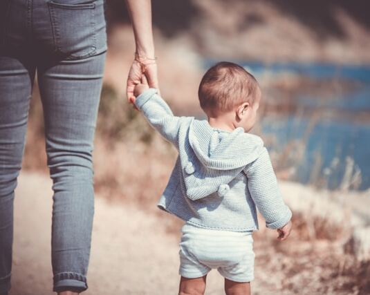 Madre con hijo cogido de la mano